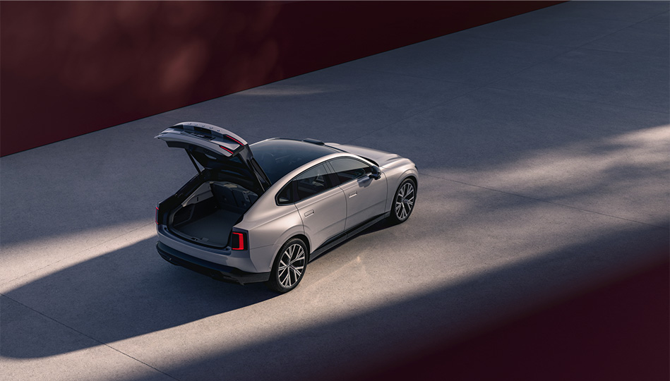 Trots den sluttande taklinjen erbjuder Volvo ES90 ett rymligt bagage.